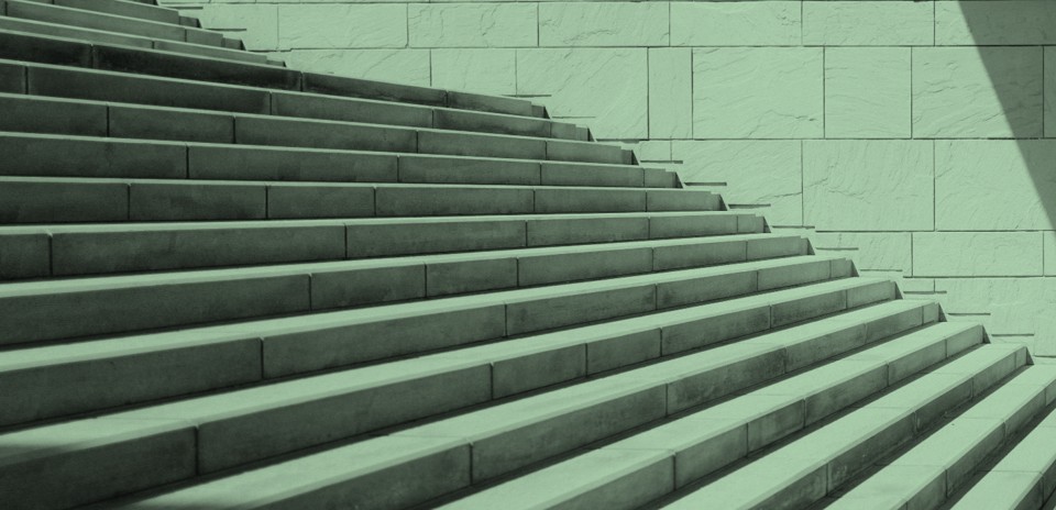 Comparación evolución enfermedades raras España 2021-2026 vs. panel Hiris: +10% ensayos clínicos 2024, 20 fármacos huérfanos 2025, pero persisten retrasos diagnóstico (5 años) y desigualdades territoriales en coordinación.